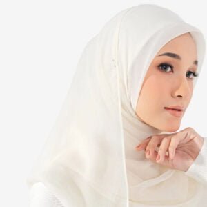 Qisya Lilit in Cream