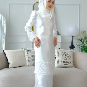 Dahlia Series in Off-white
